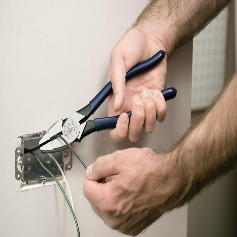 Klein Tools 80020 Plier Set, Made in USA, Lineman's Pliers, Diagonal Cutters, and Needle Nose Pliers, Induction Hardened Knives, 3-Piece