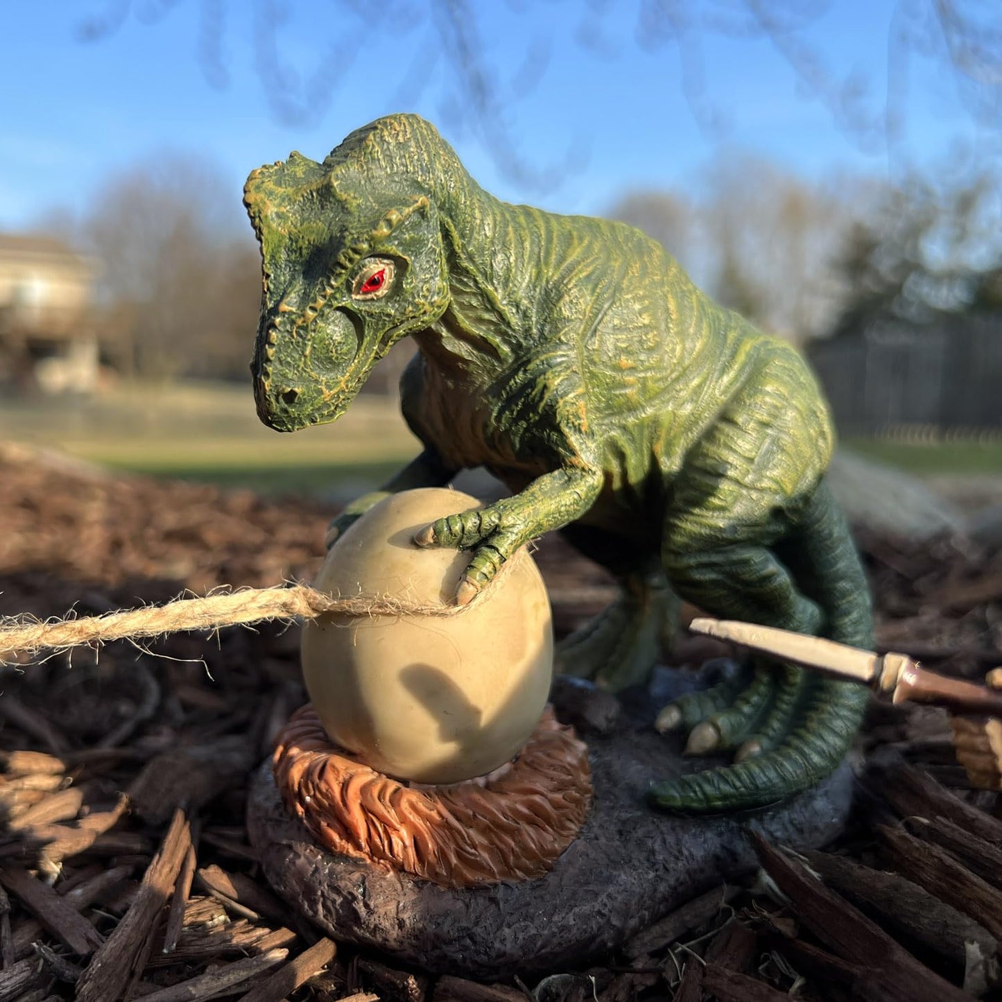 BELLA HAUS DESIGN Caveman Gnome Tyrannosaurus Rex Egg Heist Garden Statue – Funny Dinosaur & Gnome Outdoor Decor for Yard, Patio, or Garden – Whimsical 4-Piece Resin Figurine Set (Dinosaur Egg Heist)