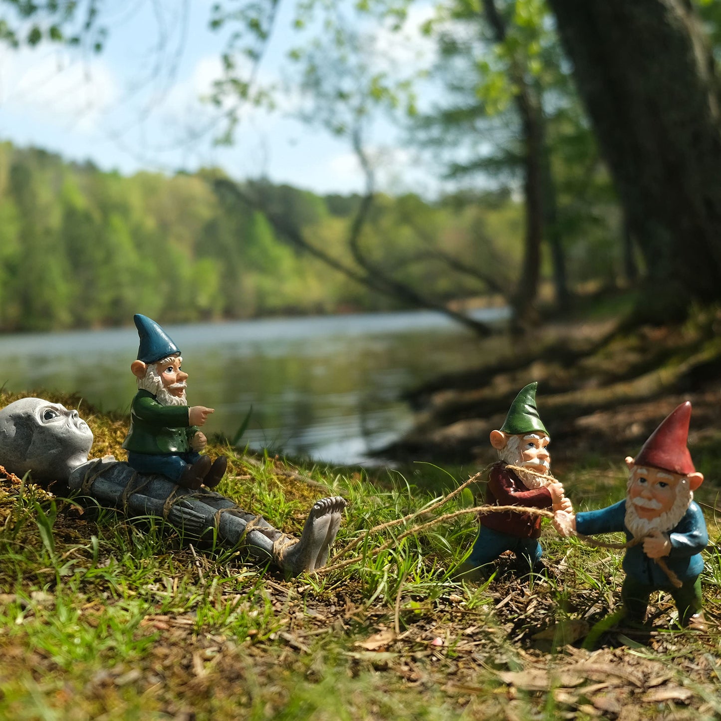 BELLA HAUS DESIGN The Great Gnome Alien Abduction Garden Statue | 15' Polyresin Outdoor Decor | Alien with Gnomes for Patio, Porch, Fence, Garden