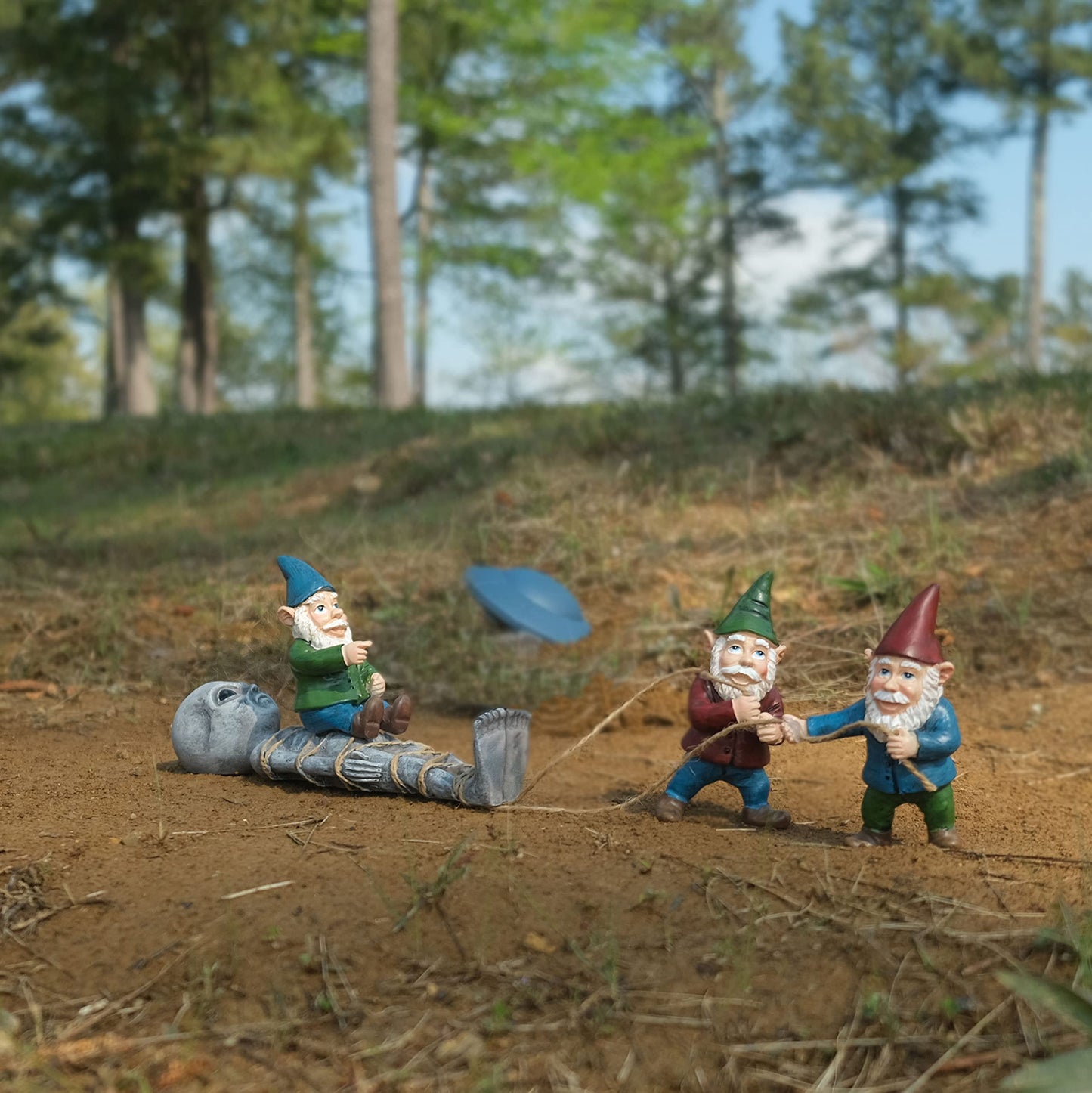 BELLA HAUS DESIGN The Great Gnome Alien Abduction Garden Statue | 15' Polyresin Outdoor Decor | Alien with Gnomes for Patio, Porch, Fence, Garden